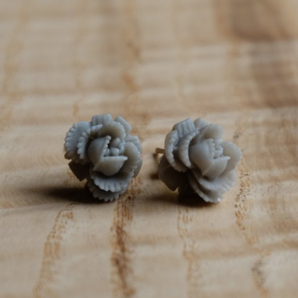 wild juniper Jewelry - Grey Flower Stud Earrings